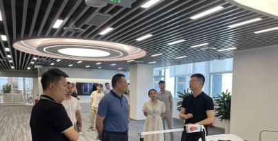 四川省經(jīng)信廳李強(qiáng)總工程師一行蒞臨華西醫(yī)療機(jī)器人研究院考察調(diào)研